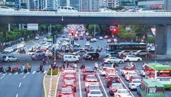 配资软件app 关税大棒下，中国外贸玩出“神走位”？